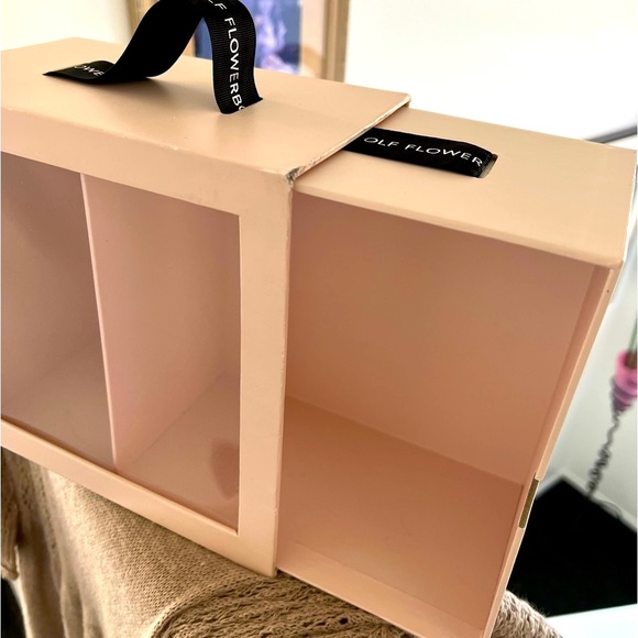 VIKTOR and ROLF FLOWERBOMB SHADOWBOX GIFT BOX - Picture 5 of 11